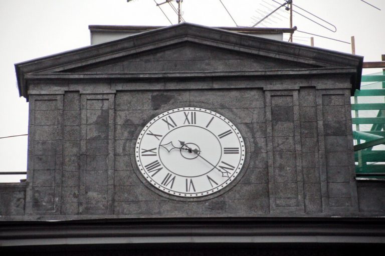 Уличные фасадные часы: стильный акцент в дизайне городской среды